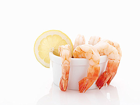 鸡尾酒虾,小碗,柠檬片,白色背景
