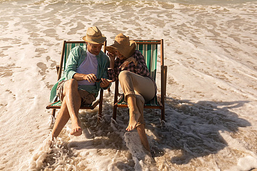 老年,夫妻,打手机,放松,沙滩椅,海滩