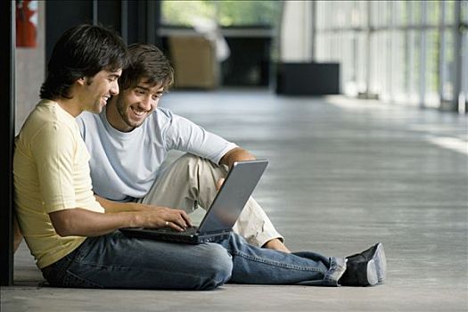 两个,年轻,男人,看,笔记本电脑,微笑