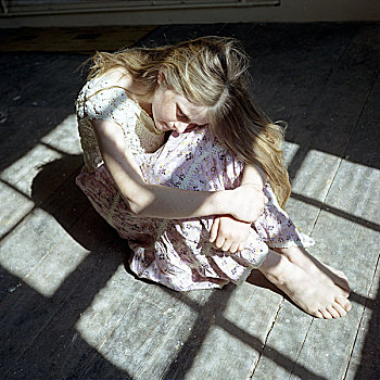 女孩,10-12岁,岁月,坐,地板,阳光,窗户,影子,看,思想