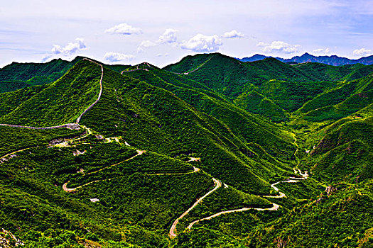 蜿蜒曲折的盘山公路