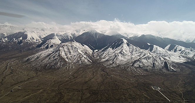 新疆巴里坤,谷雨雪后天山美
