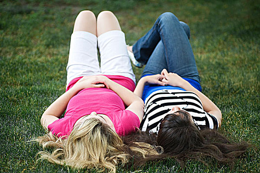 两个女孩,卧,草地