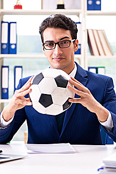 商务人士,玩,足球,办公室