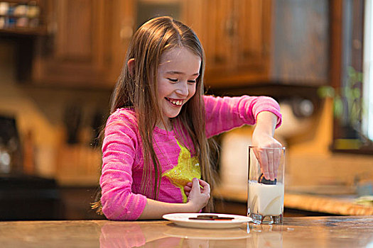 女孩,牛奶,饼干,厨房用桌