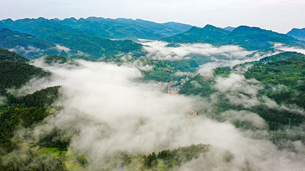 重庆酉阳乡村清晨雾景美如仙界