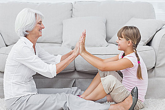 小女孩,祖母,玩,一起,坐,地毯,客厅