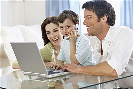 年轻家庭,笔记本电脑,手机
