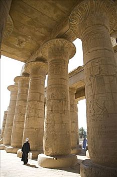 一个,男人,走,下面,巨大,柱子,多柱厅,拉美西斯二世神殿,路克索神庙