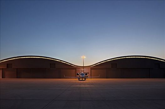 范堡罗机场,飞机库,黎明