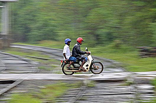 摩托车,骑手,重,雨,铁道口,斯里兰卡,南亚,亚洲