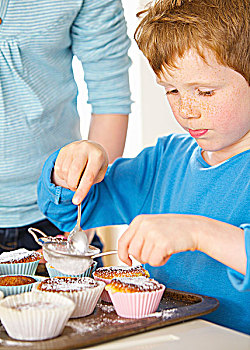 男孩,浇撒,杯形蛋糕,糖粉