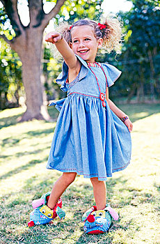 高兴,金发,女孩,穿,蓝色,衣服,有趣,拖鞋,指向,花园,微笑