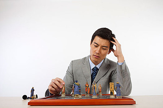 商务男士玩国际象棋