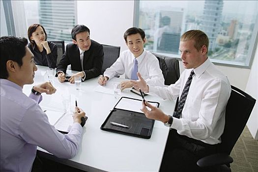 管理人员,讨论,会议桌,白人,男人,头部,桌子