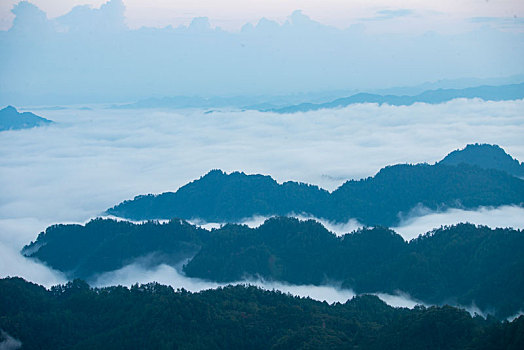 湖南湘西山间的云雾