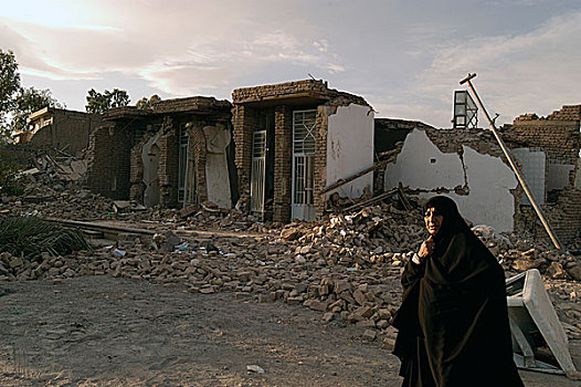 老人,伊朗人,女士,居民区,城市,巨大,地震,毁坏,房子,杀戮,30多岁,人,十二月,2003年,伊朗,一月,2004年