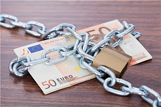 欧元钞票,链子,挂锁,桌上
