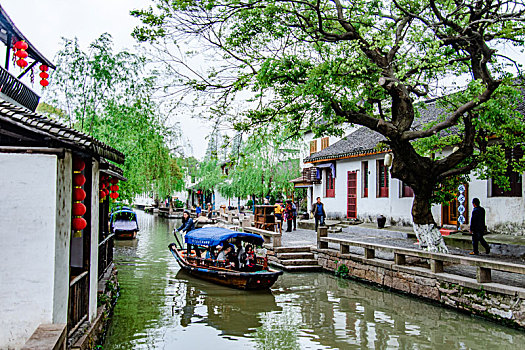 江苏苏州,烟雨江南春意浓,水乡周庄景如画