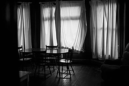 暗色,房间,布帘,遮盖,窗户,后面,桌子,椅子