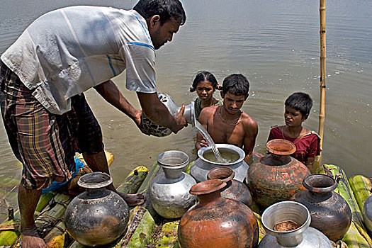 幸存者,飓风,收集,安全,饮用水,筏子,船,洪水,区域,沿岸,孟加拉,五月,2009年,恶劣,损坏,作物,家
