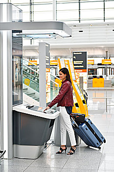 女人,行李,信息,航站楼,慕尼黑,机场,巴伐利亚,德国,欧洲