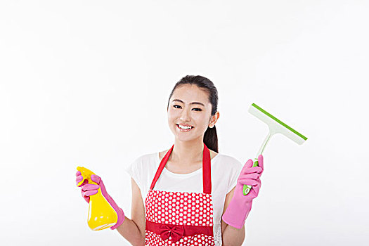 居家年輕女性和清潔用品