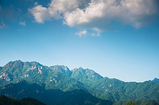 连绵起伏的山峰和漂浮的云朵