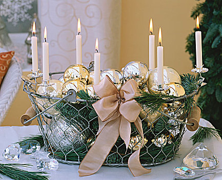 圣诞节饰物,蜡烛,绿色植物,铁丝篮