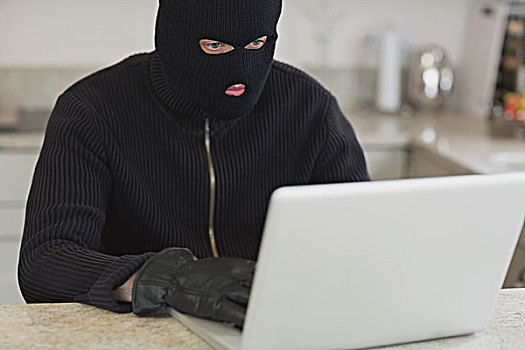 黑客攻击,未知,笔记本电脑,坐,厨房