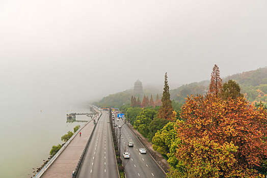 雾中杭州六和塔