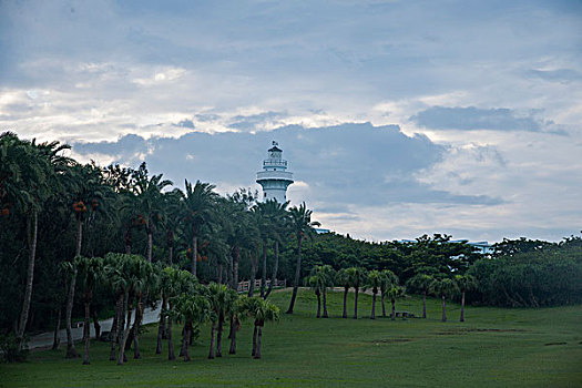 台湾岛最南端的恒春半岛---垦丁国家公园在,鹅銮鼻,上屹立着18米高的灯塔