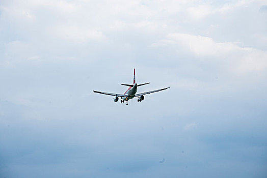 四川航空的飞机正降落重庆江北机场