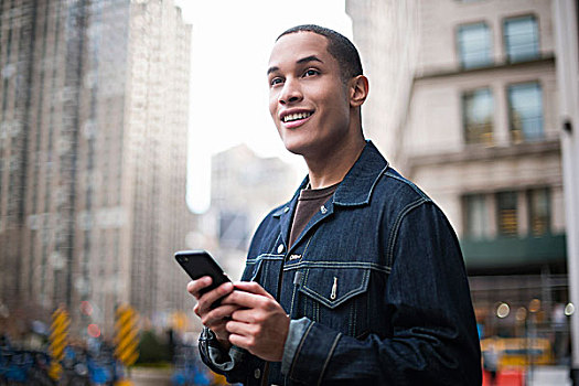 男青年,站立,街道,智能手机,曼哈顿,纽约,美国