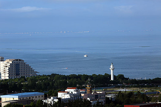 山东省日照市,旅游季火爆开启,海边风景如画让人赏心悦目