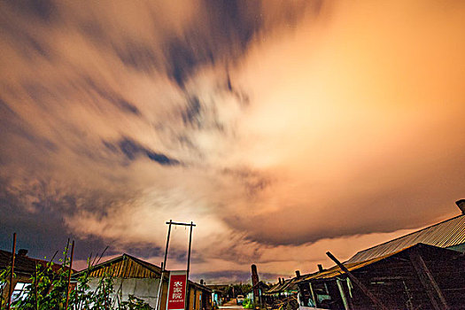 黑龙江省大兴安岭漠河北极村夏至后30天夜晚上空的云彩