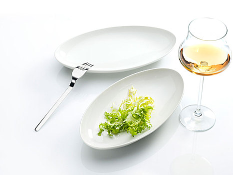 莴苣叶,盘子,叉子,葡萄酒杯