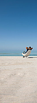 男人,放松,椅子,海滩,后视图