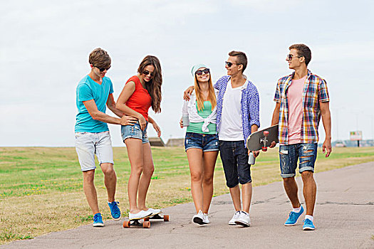 休假,度假,爱情,友谊,概念,群体,微笑,青少年,走,骑,滑板,室外