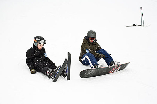 一对,男孩,坐,滑雪,滑雪板