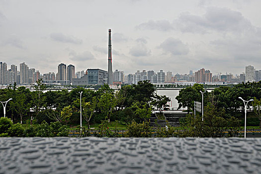 雨中的城市景观