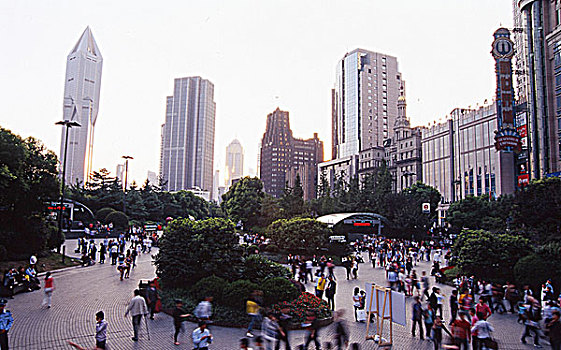 上海人民广场商业区高楼