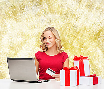 圣诞节,休假,科技,购物,概念,微笑,女人,红色,留白,衬衫,礼盒,信用卡,笔记本电脑,上方,黄光,背景