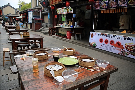 山东省日照市,上百种美食美味可口,这条美食街让人流连忘返