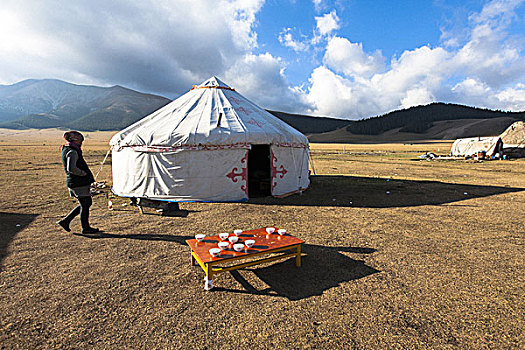 赛里木湖旁供游人居住的帐篷,新疆博乐