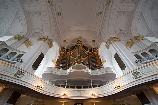 德国汉堡圣米迦勒大教堂内部管风琴