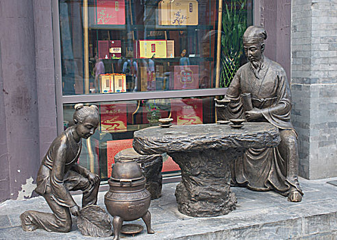 北京大栅栏道里的传统茶艺雕塑