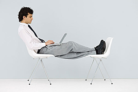 商务人士,坐,椅子,翘脚,使用笔记本