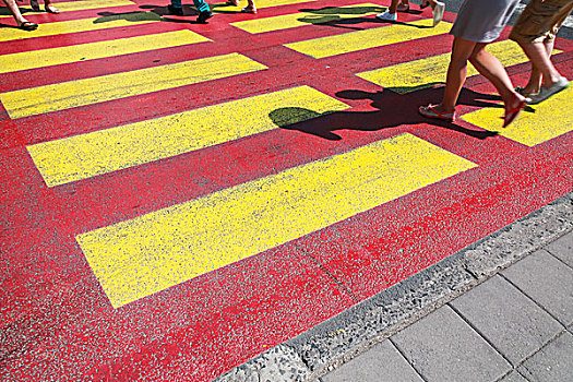 人行横道,路标,黄色,红色,线条,沥青,走,人,腿