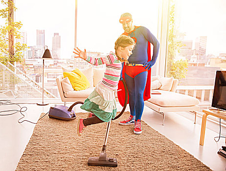 超人,父亲,真空吸尘,女儿,跳跃,客厅
